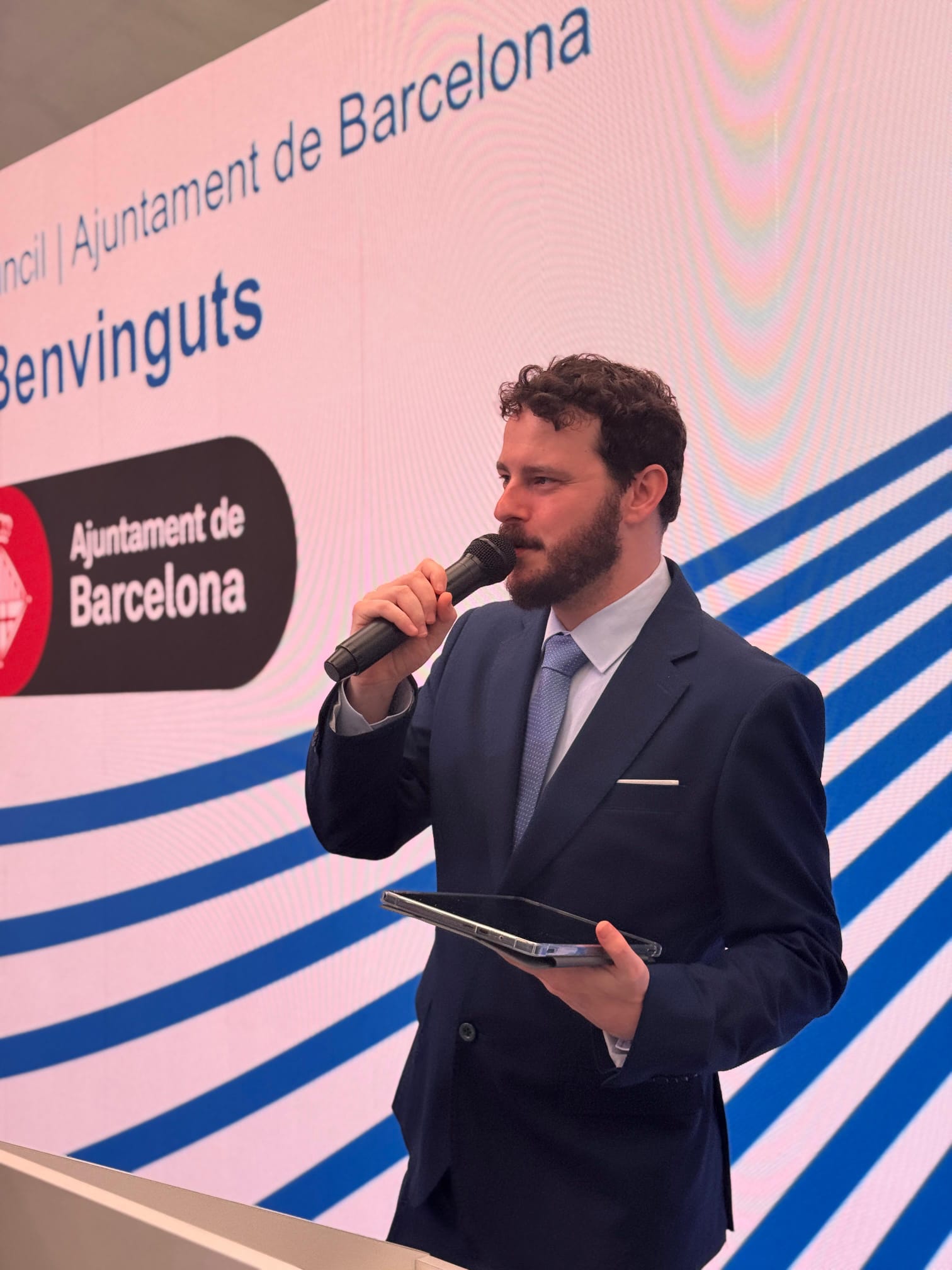 Josh Vidal presentando un evento tecnológico en Barcelona